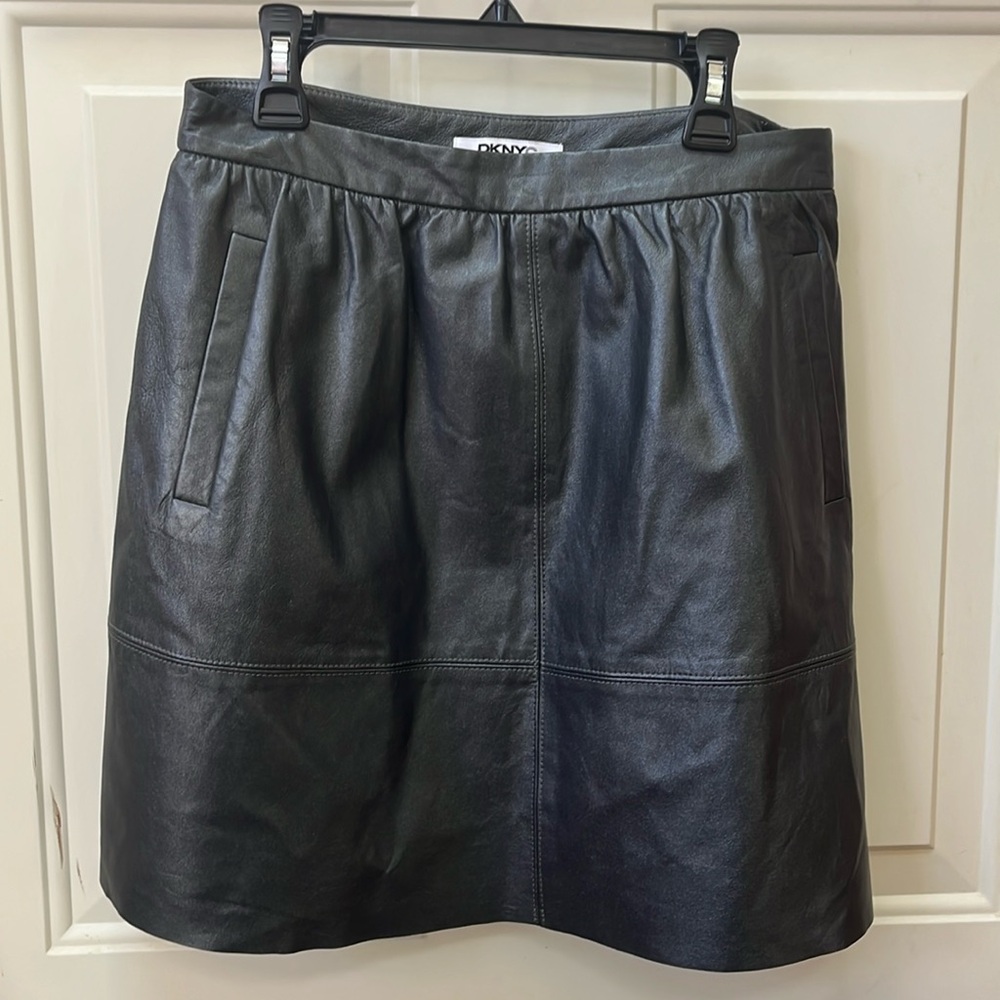 NWT DKNYC 100% Lamb Skin Leather Skirt. Metallic Pewter. Size 6. Fully Lined.